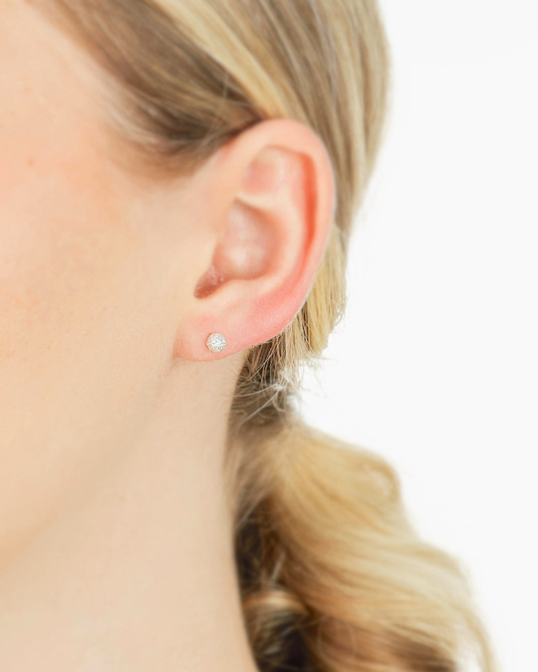 Brinco Esfera Texturizada em Prata Semijoia Clássica Atemporal