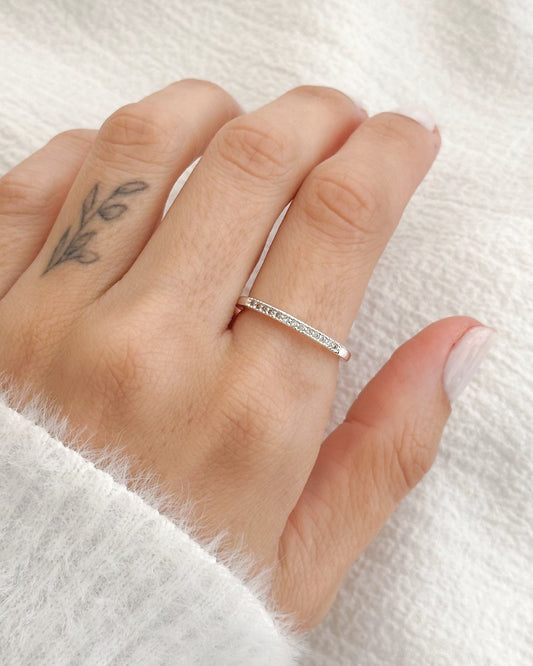 Anel Aparador Cravejado em Prata Semijoia Delicado Meia Aliança