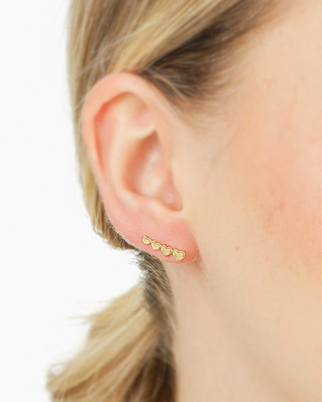 Brinco Ear Cuff Corações em Ouro Semijoia Romântica Moderna