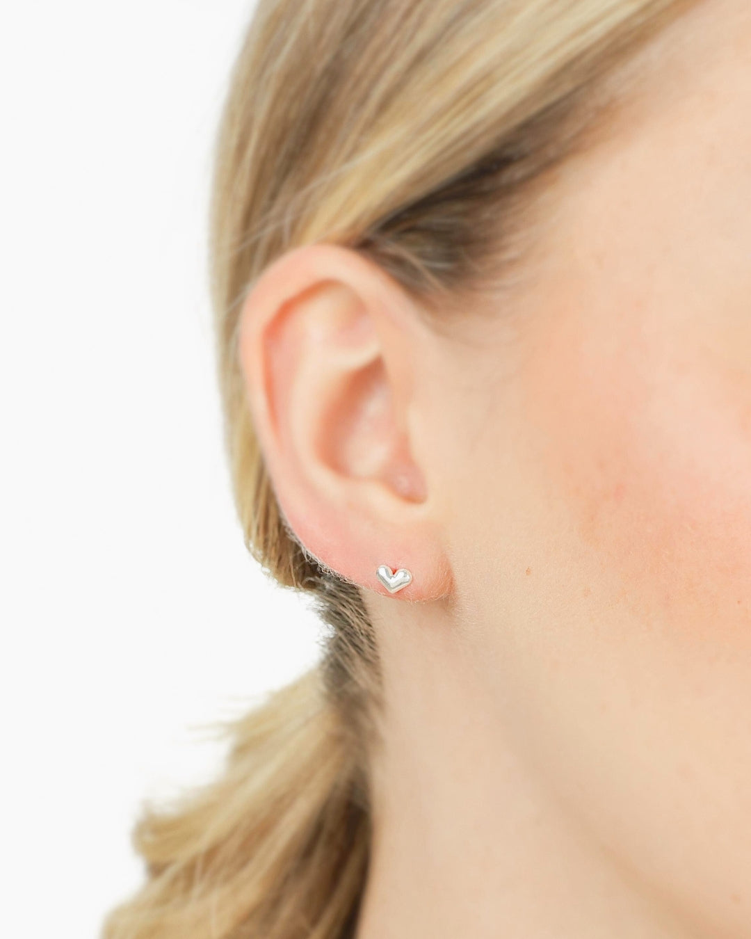 Brinco Mini Coração Liso em Prata Semijoia Minimalista