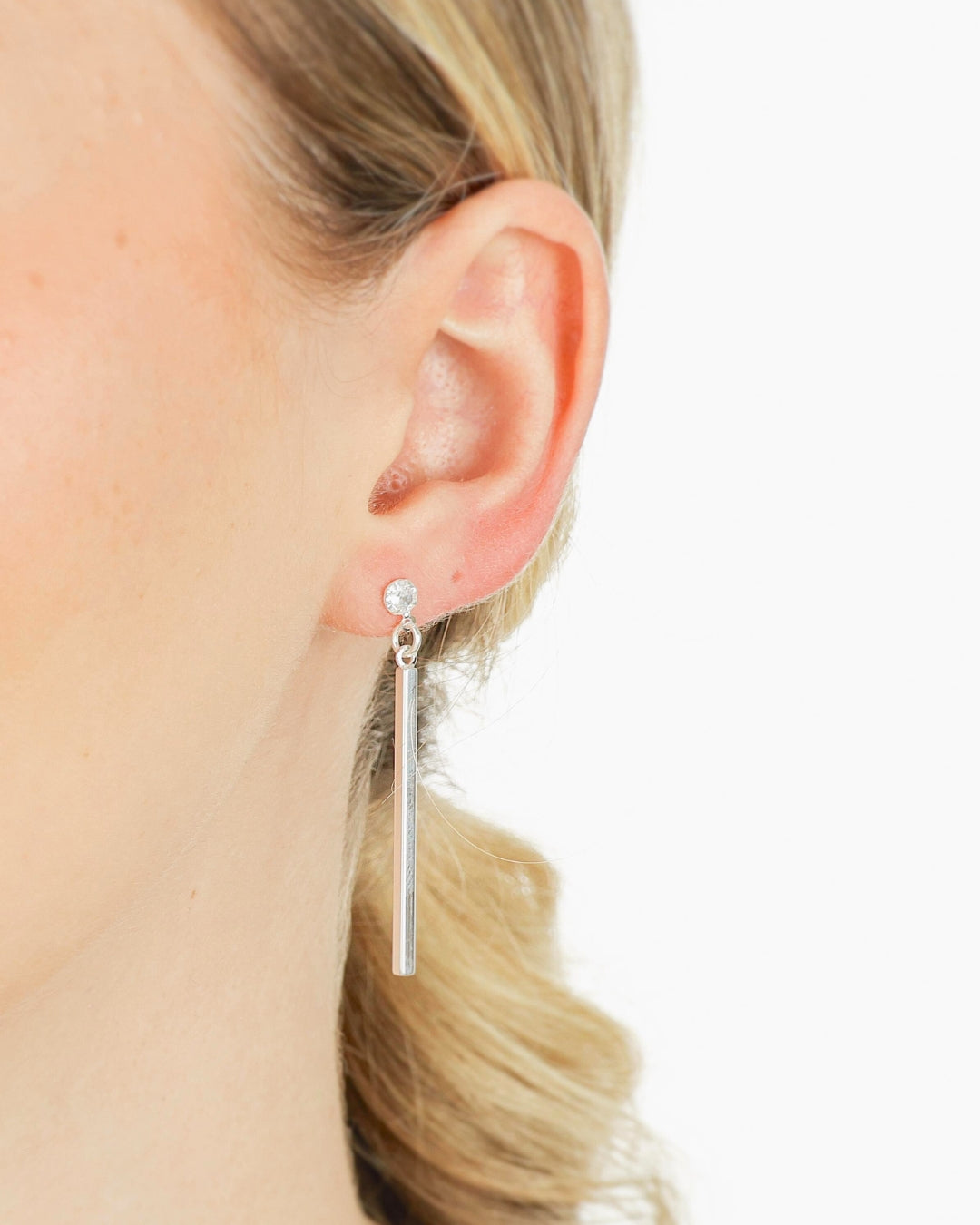 Brinco Longo com Zircônia em Prata Semijoia Minimalista Elegante