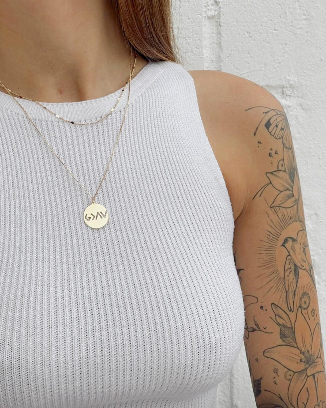 Colar Símbolos em Ouro Semijoia Símbolo Deus é Maior que Altos e Baixos