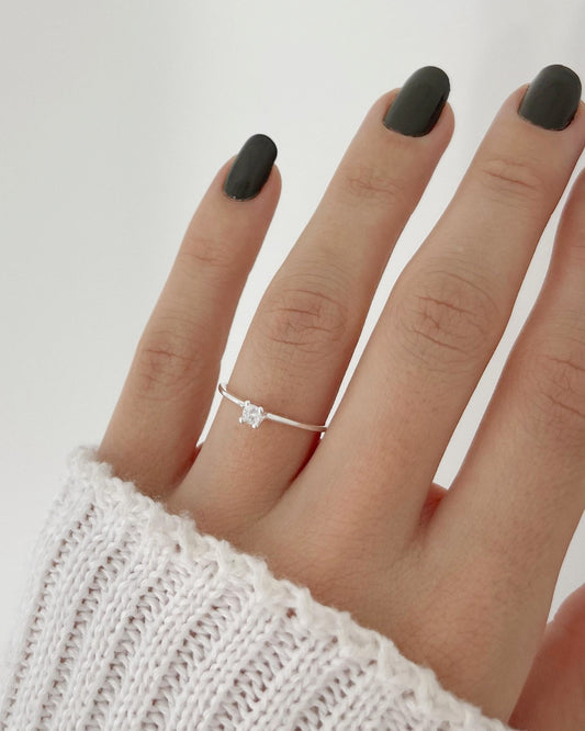 Anel Solitário Minimalista em Prata Semijoia com Pedra de Zircônia