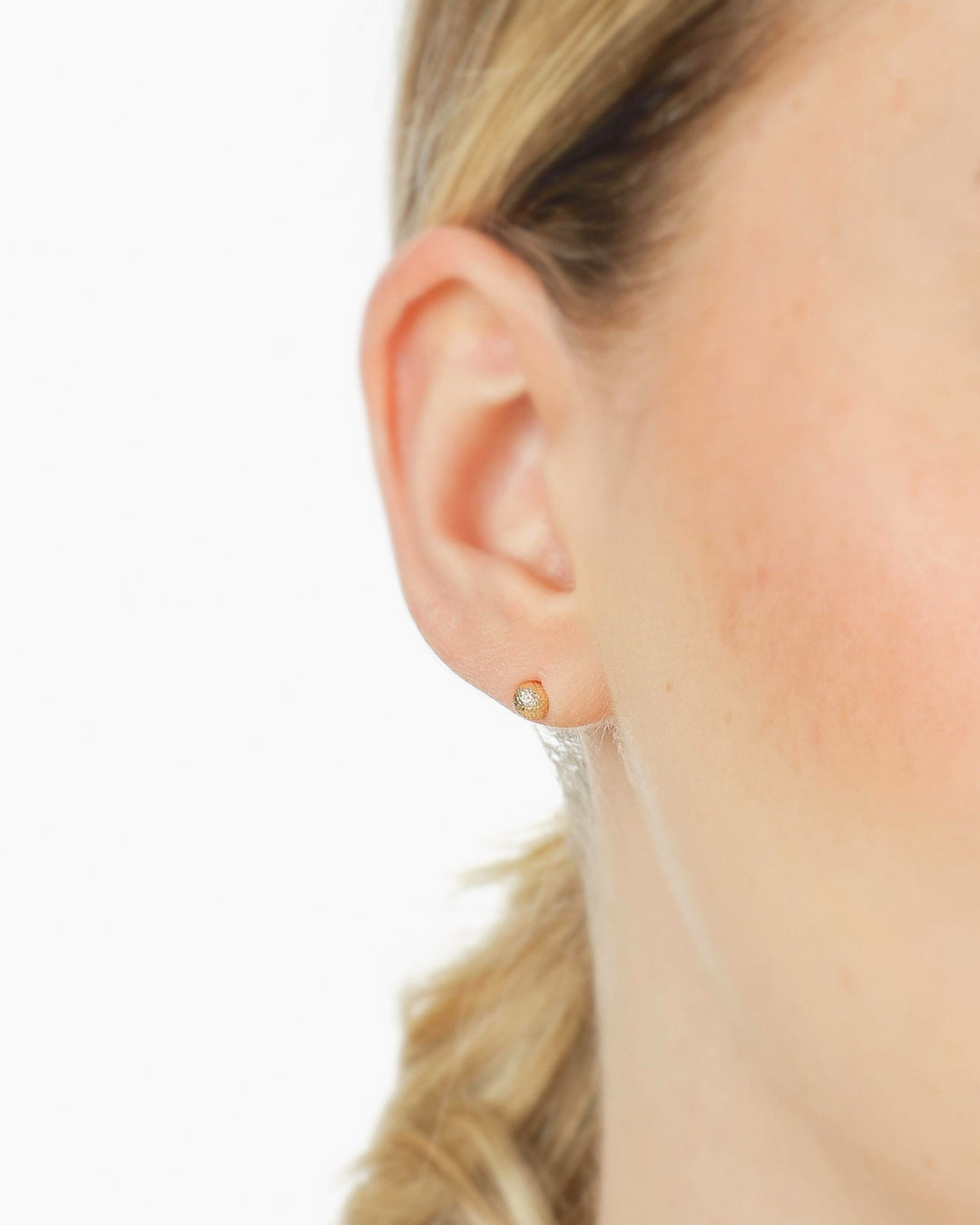 Brinco Esfera Texturizada em Ouro Semijoia Clássica Atemporal