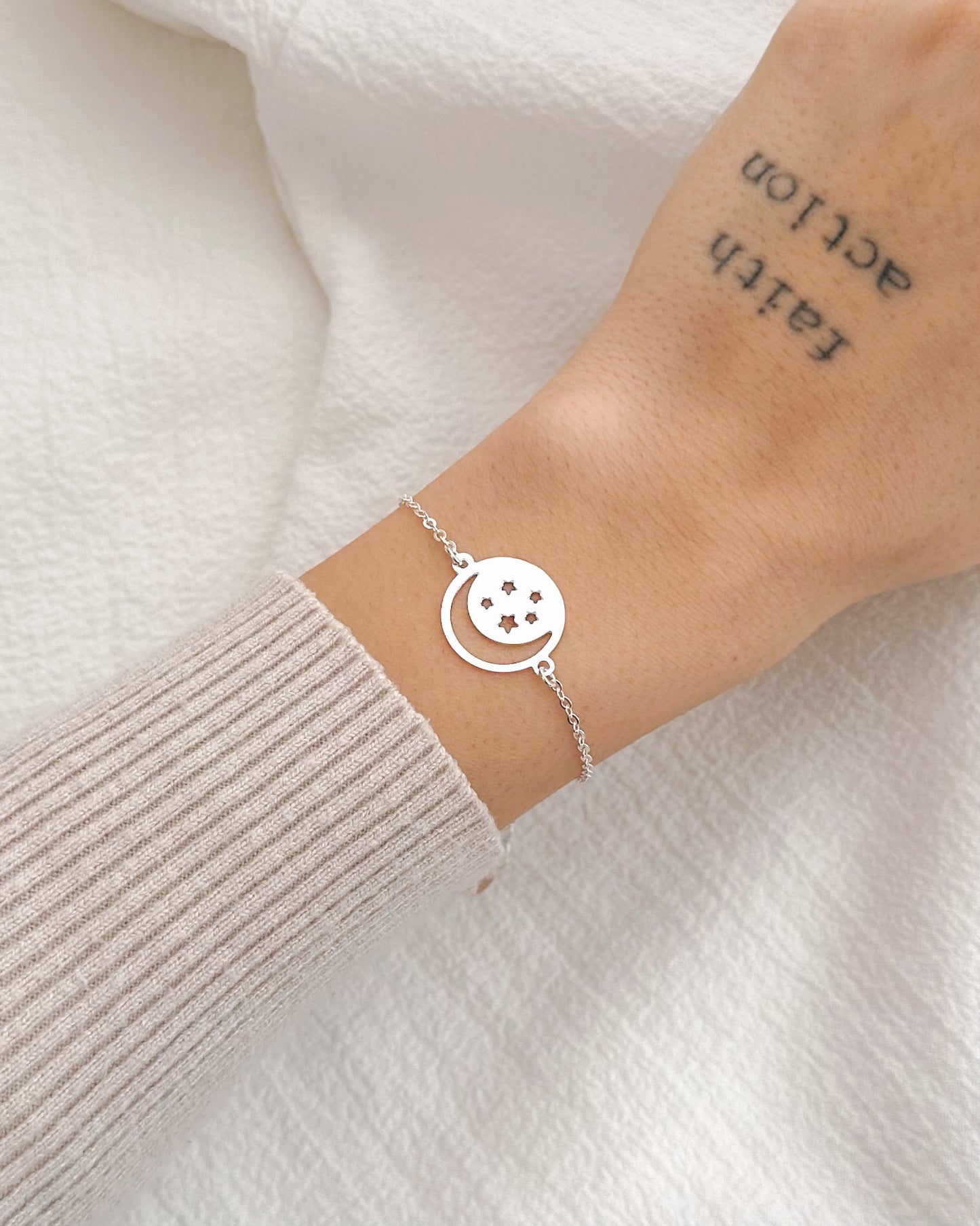 Pulseira Lua & Estrelas em Prata Semijoia Minimalista Delicada