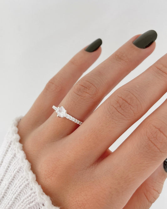 Anel Solitário Cravejado com Zircônia em Prata Semijoia Minimalista