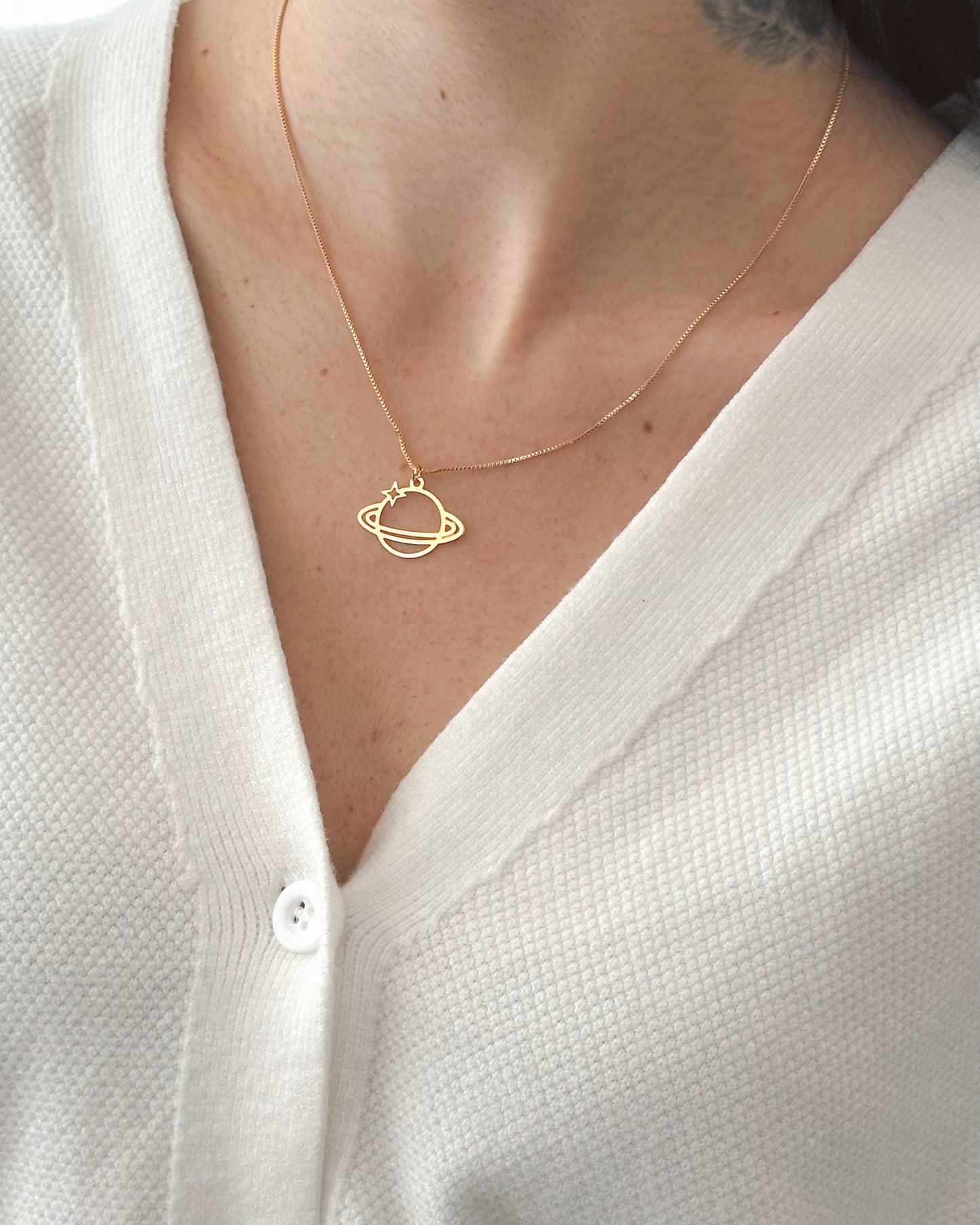 Colar Saturno em Ouro Semijoia Minimalista