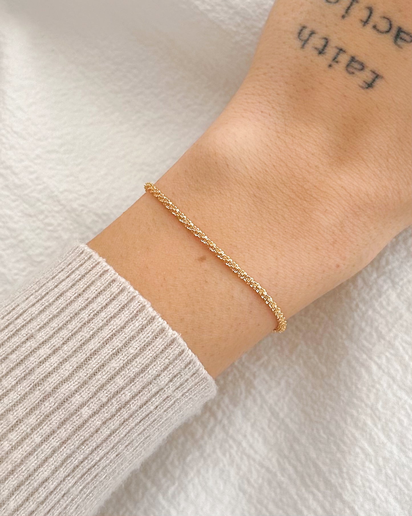 Pulseira Trama em Ouro Semijoia Minimalista Brilho Estilo Corda