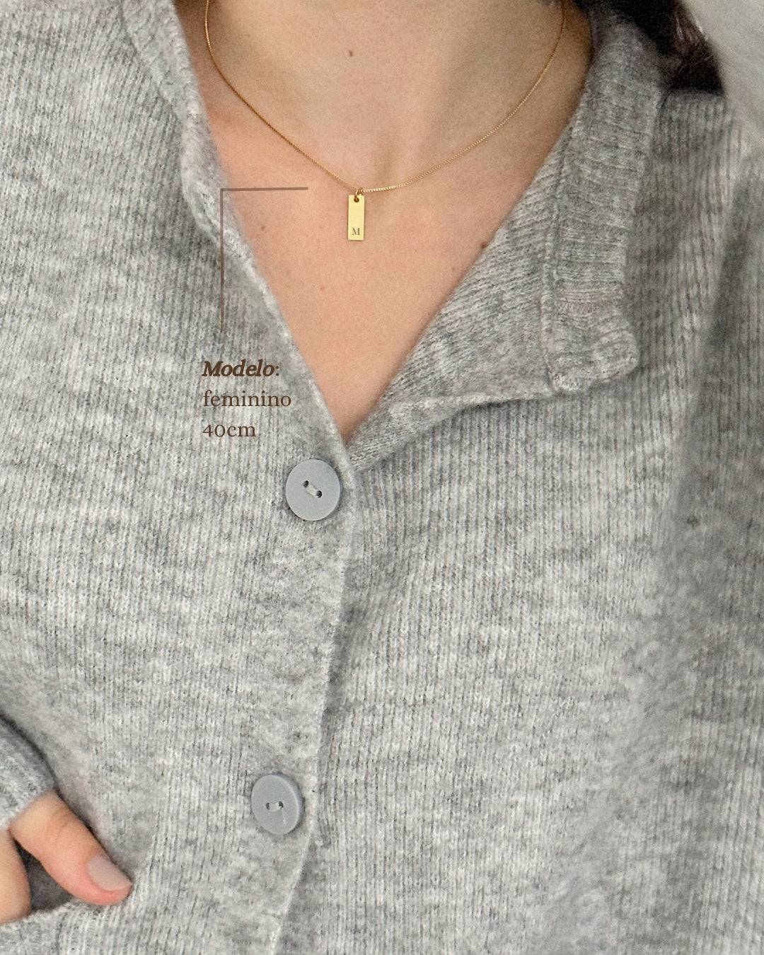 Colar Placa P com Inicial em Ouro Semijoia Unissex Minimalista