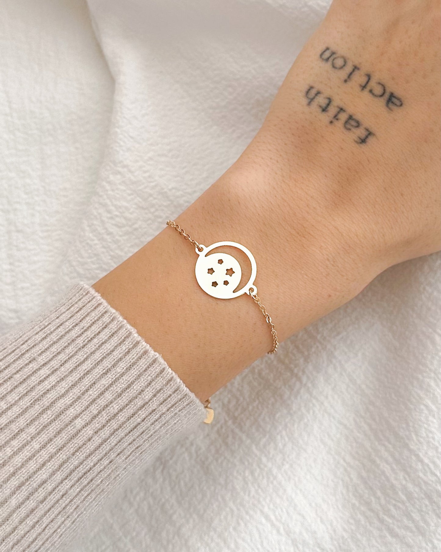 Pulseira Lua & Estrelas em Ouro Semijoia Minimalista Delicada