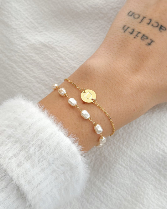 Kit Pulseira Pérolas com Inicial em Ouro Semijoia Clássica