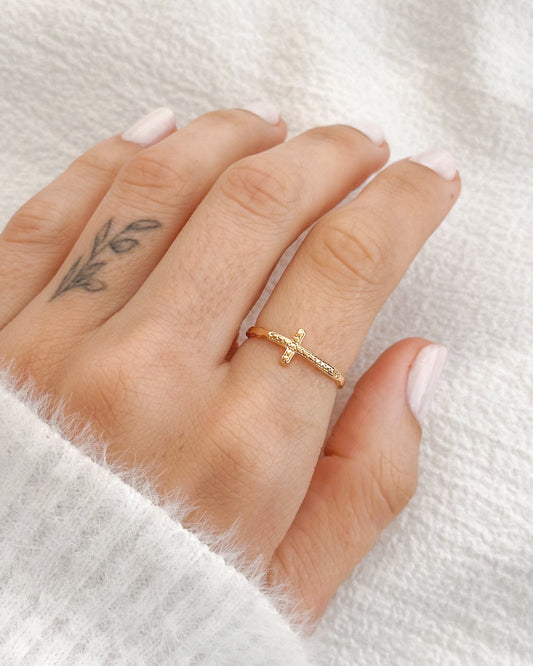 Anel Cruz Delicado em Ouro Semijoia Minimalista