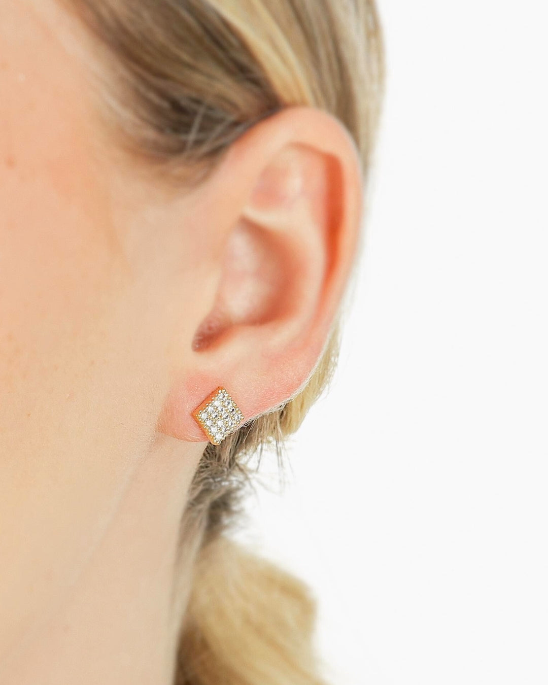 Brinco Cravejado com Zircônias em Ouro Semijoia Clássica e Elegante