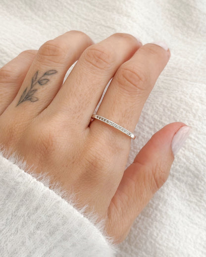 Anel Aparador Cravejado em Prata Semijoia Delicado Meia Aliança