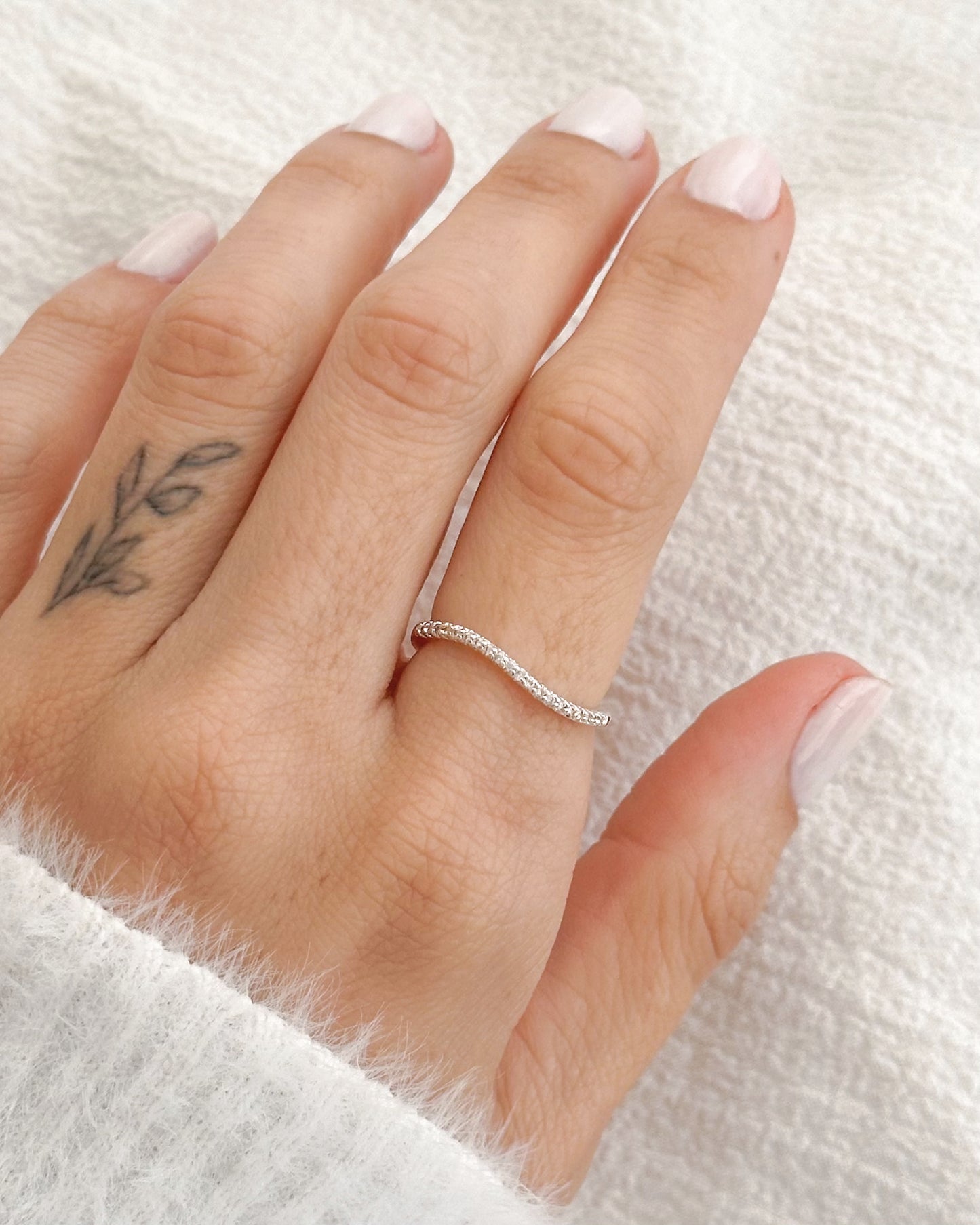 Anel Fino com Zircônias Cravejado em Prata Semijoia Minimalista