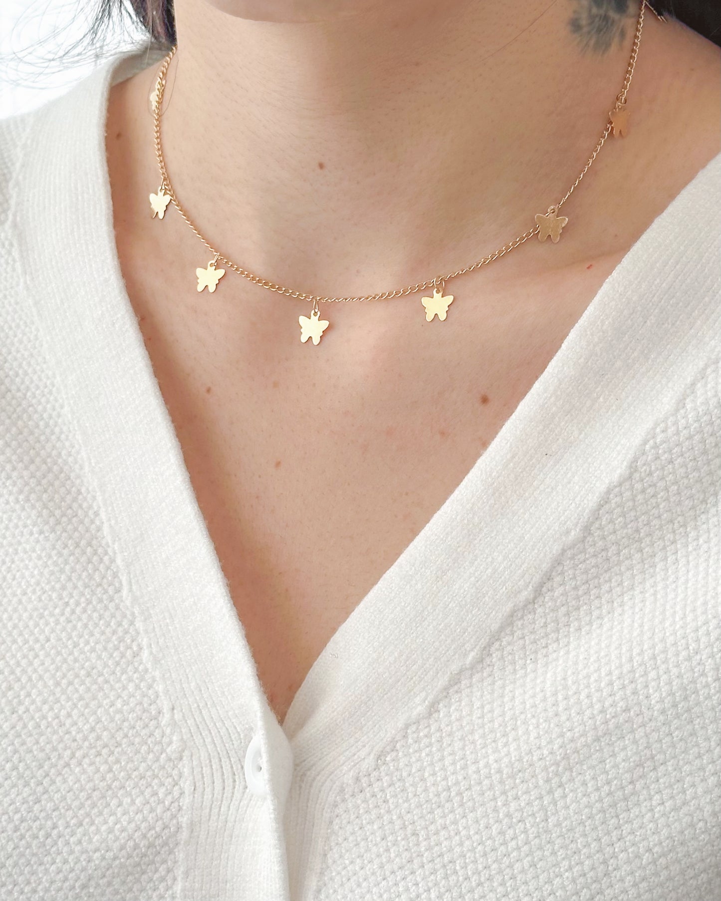 Colar Borboletas em Ouro Semijoia Delicada Minimalista