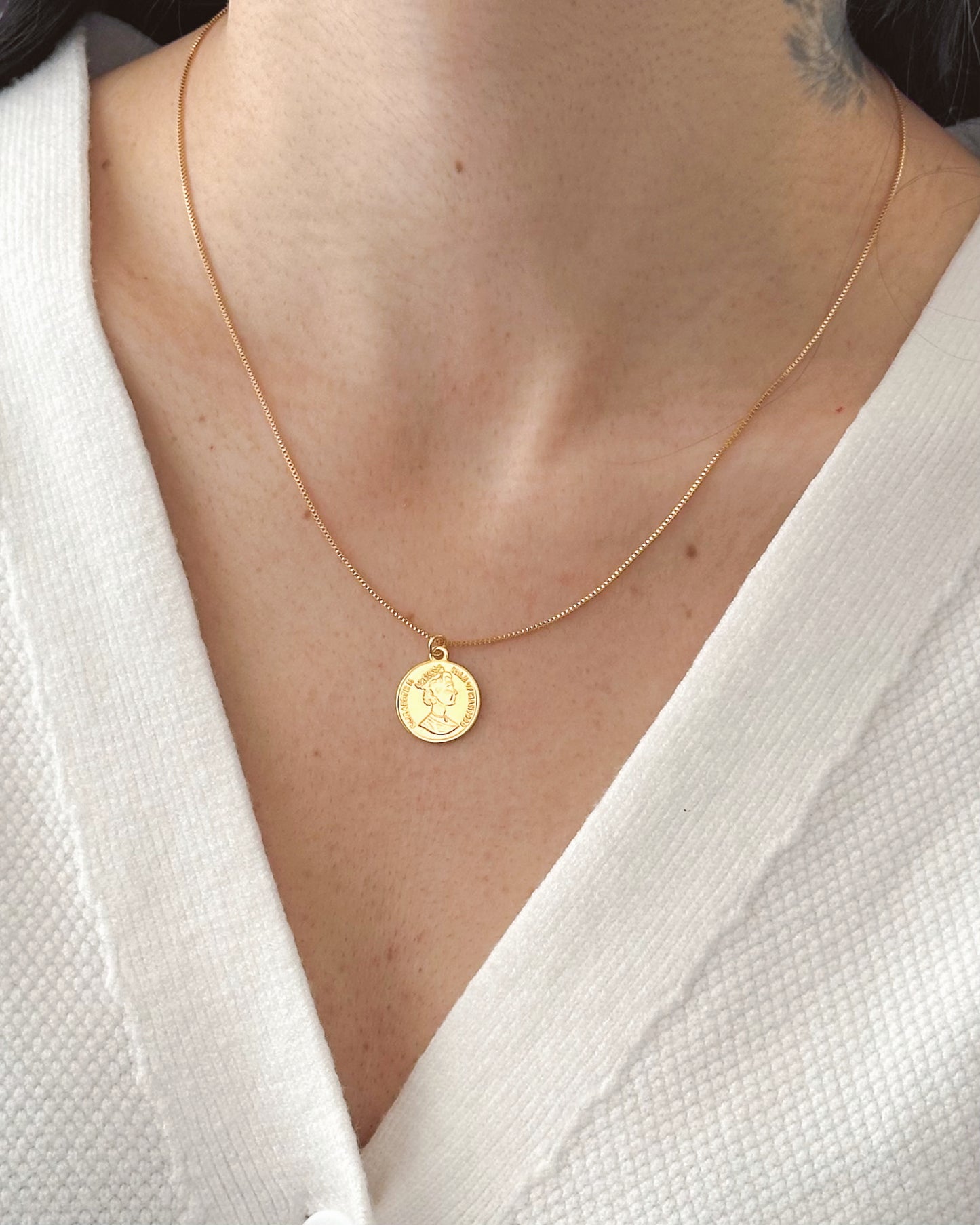 Colar Medalha Rainha Elizabeth em Ouro Semijoia Minimalista