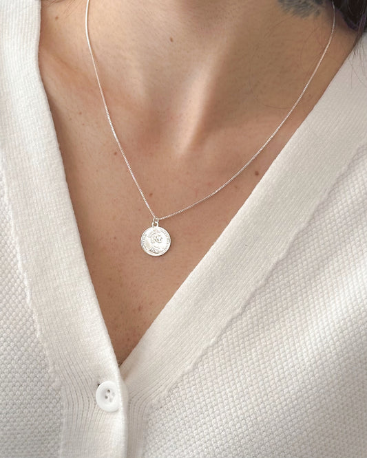 Colar Medalha Rainha Elizabeth em Prata Semijoia Minimalista