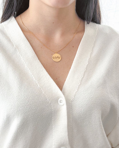 Colar Símbolos em Ouro Semijoia Símbolo Deus é Maior que Altos e Baixos