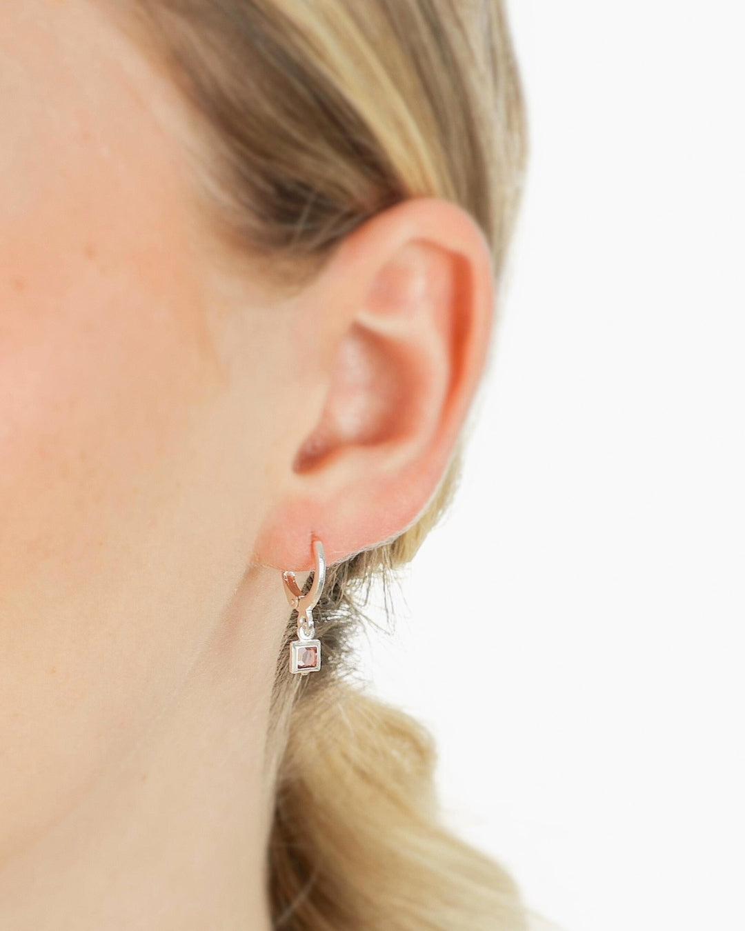 Brinco Argola com Pedra Rosa em Prata Semijoia Delicada