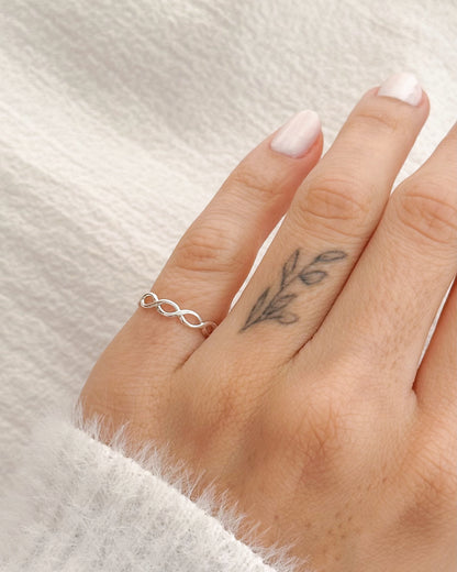 Anel Infinito em Prata Semijoia Ajustável