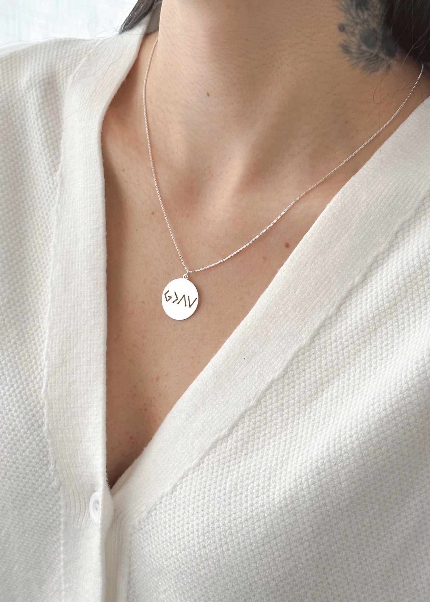 Colar Símbolos em Prata Semijoia Símbolo Deus é Maior que Altos e Baixos