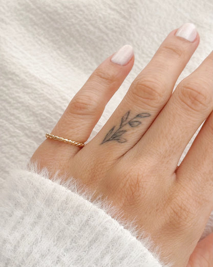 Anel Torcido em Ouro Semijoia Minimalista