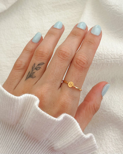 Anel com Inicial em Ouro Semijoia Minimalista