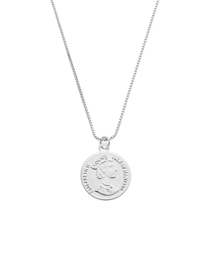 Colar Medalha Rainha Elizabeth em Prata Semijoia Minimalista