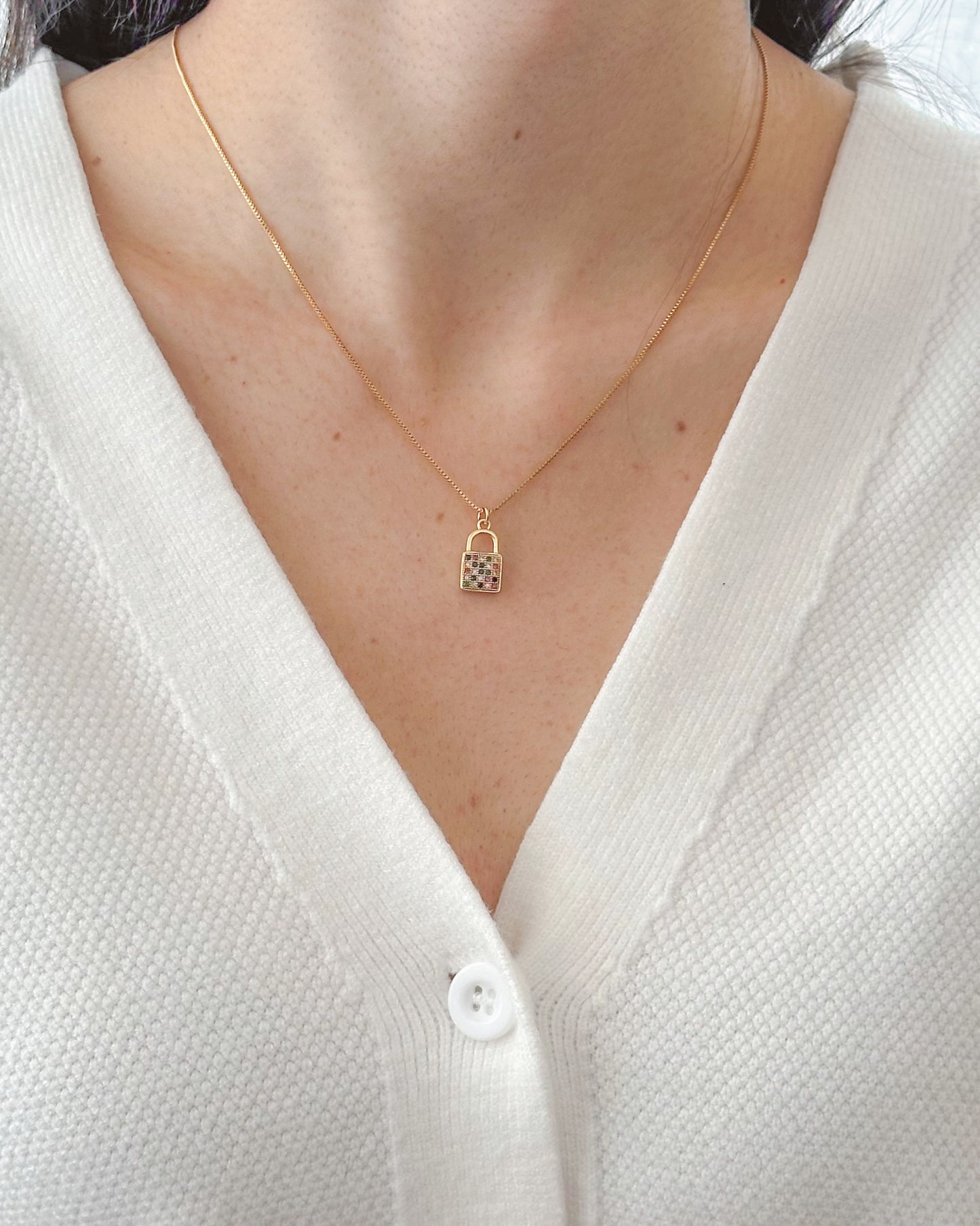 Colar Cadeado em Ouro Semijoia Minimalista