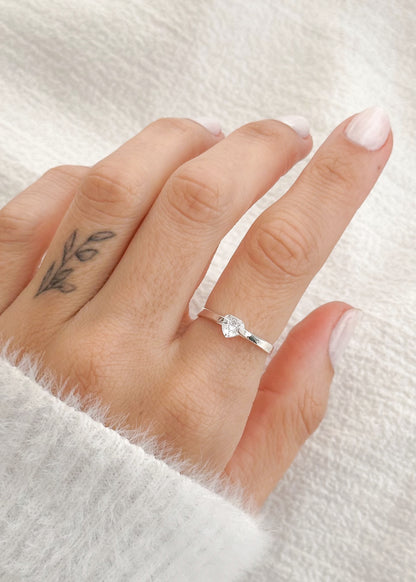 Anel Solitário Coração em Prata com Zircônia Semijoia Romântica