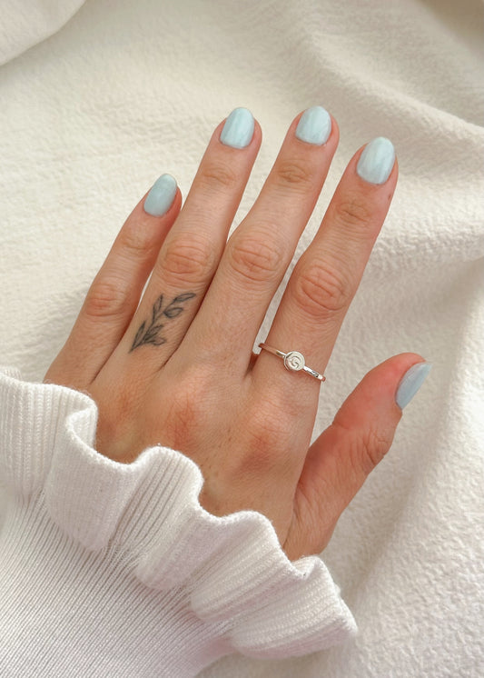 Anel com Inicial em Prata – Semijoia Minimalista