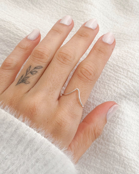 Anel Onda Minimalista em Prata Semijoia Orgânico e Delicado