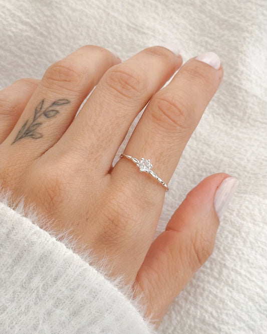 Anel Solitário com Pedra Branca em Prata Semijoia Delicada Brilho Atemporal