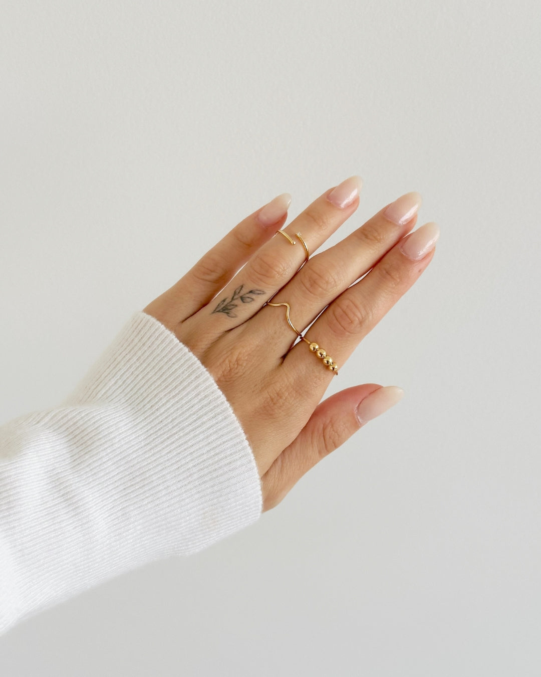 Anel Onda Minimalista em Ouro Semijoia Orgânico e Delicado