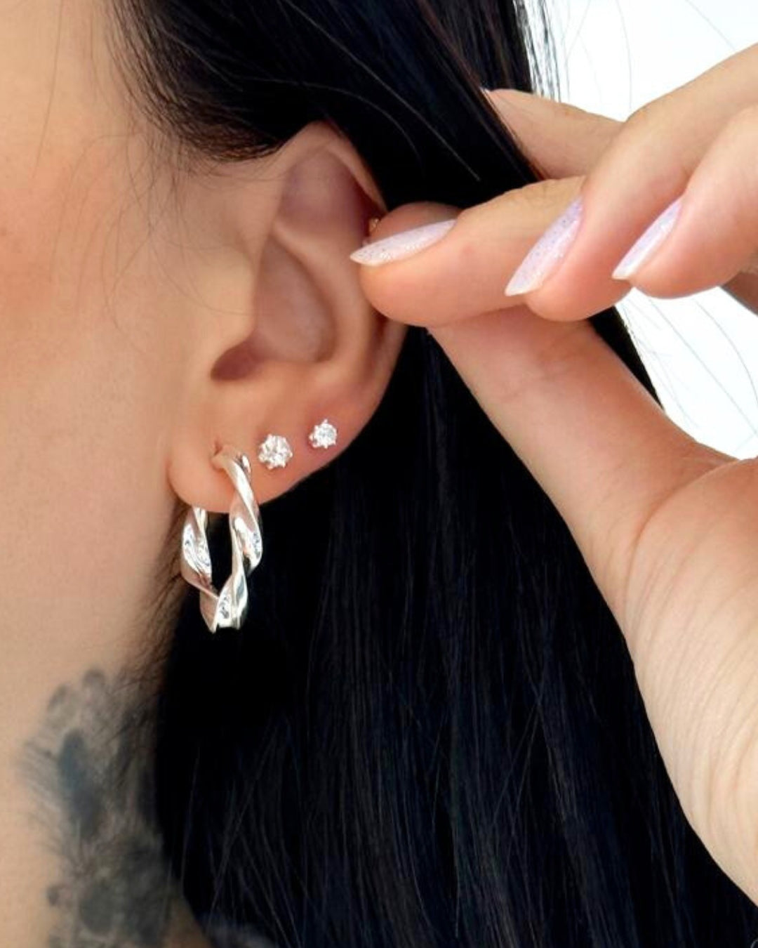 Brinco Argola Fina Torcida em Prata Semijoia Delicada