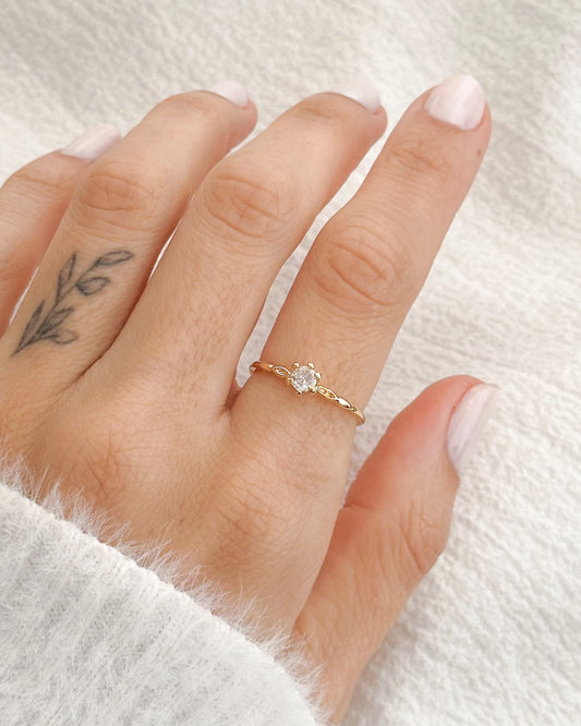 Anel Solitário com Pedra Branca em Ouro Semijoia Delicada Brilho Atemporal