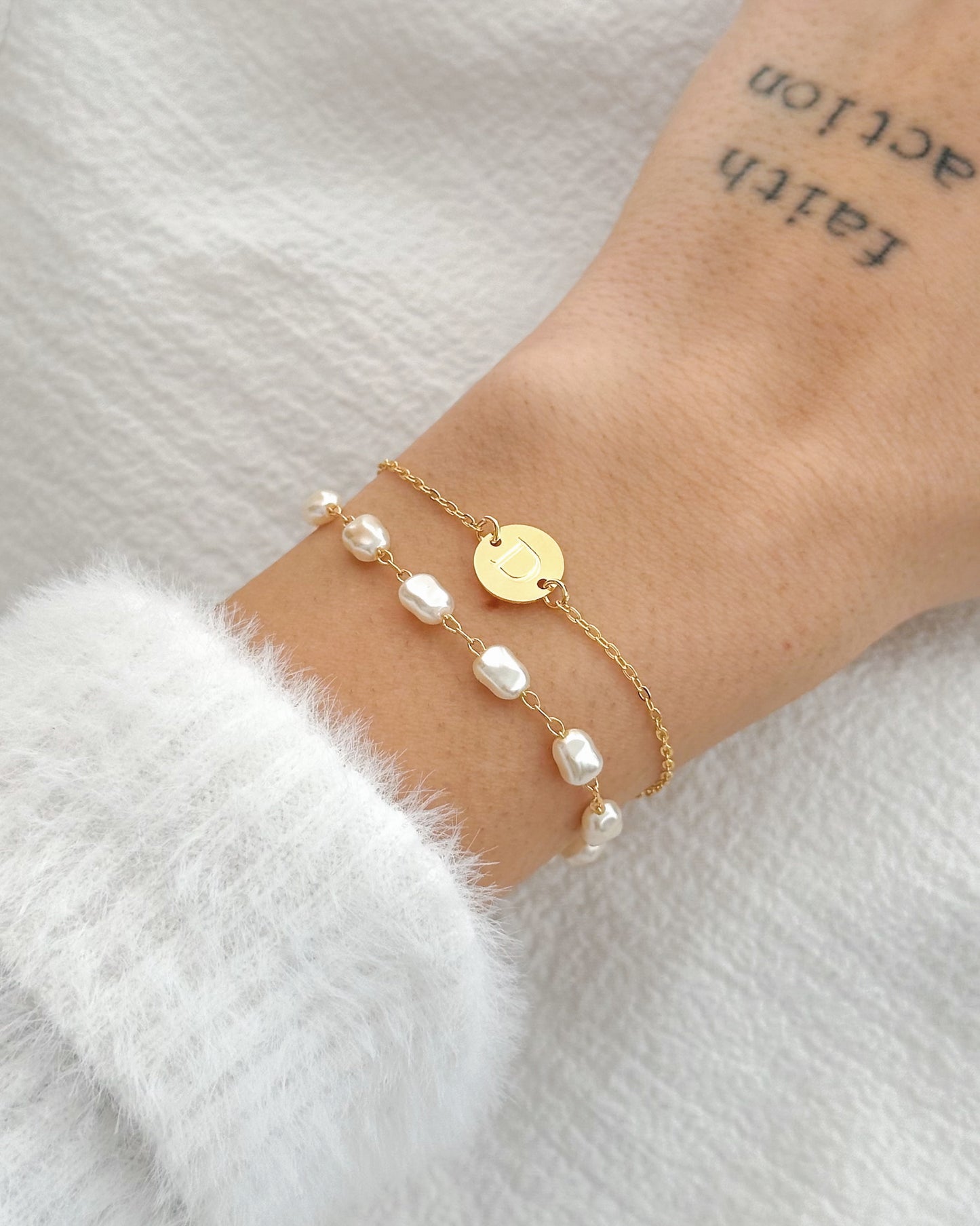 Kit Pulseira Pérolas com Inicial em Ouro Semijoia Clássica