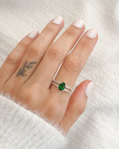 Anel Gota com Pedra Verde Zircônias em Prata Semijoia Sofisticada