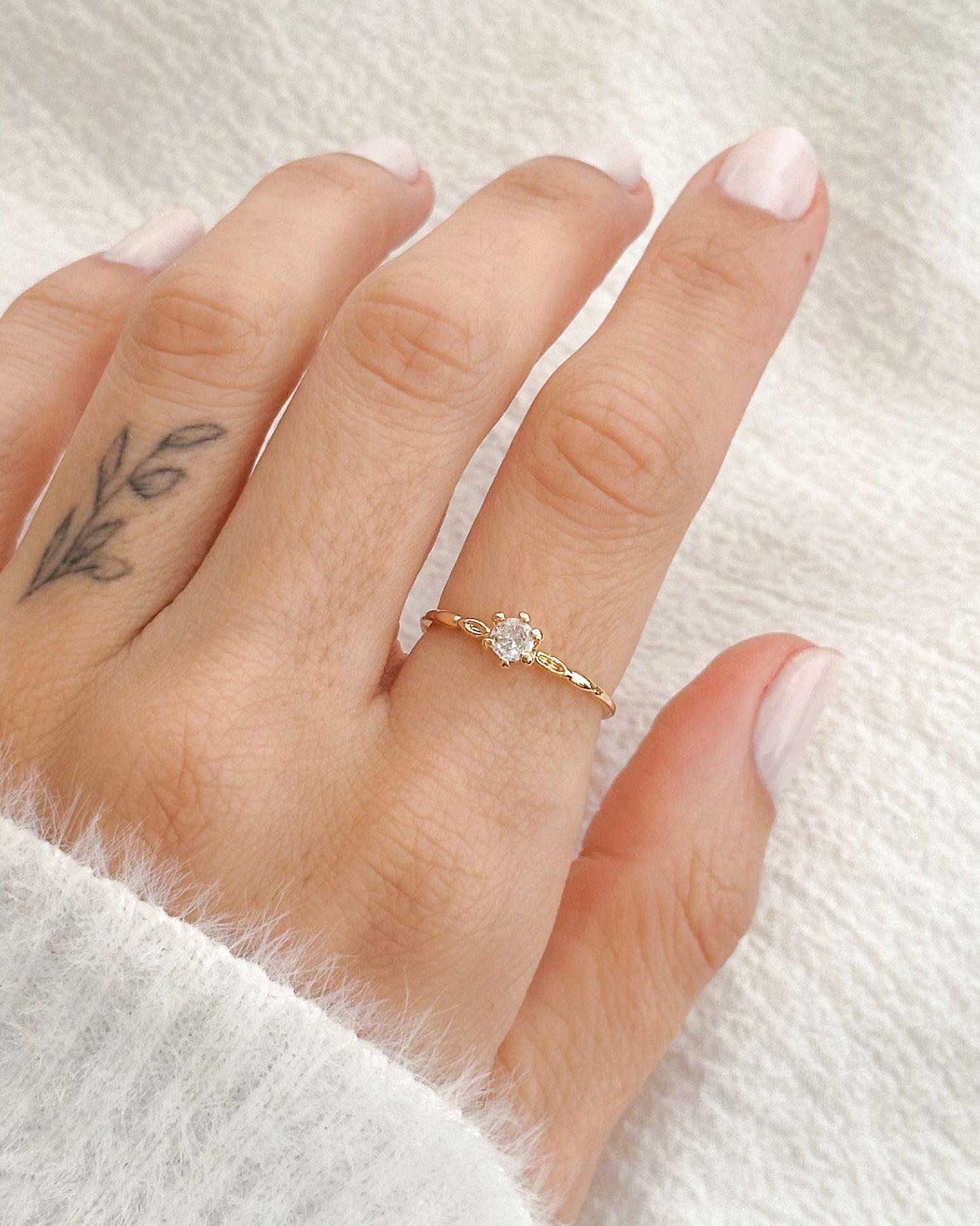 Anel Solitário com Pedra Branca em Ouro Semijoia Delicada Brilho Atemporal