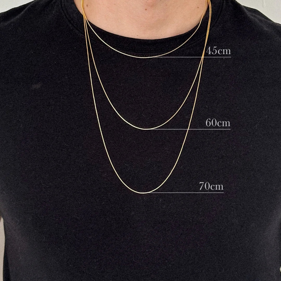 Colar Placa P com Inicial em Prata Semijoia Unissex Minimalista