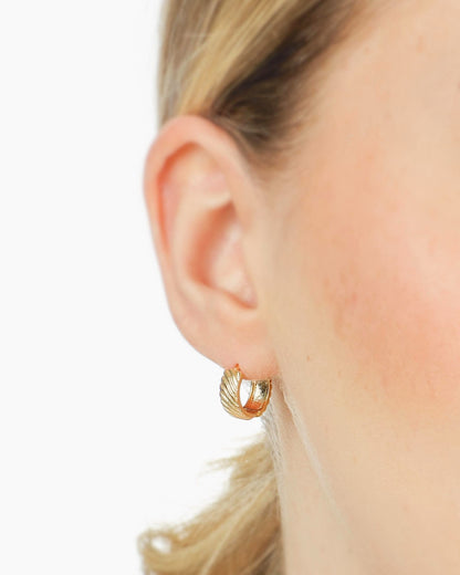 Brinco Argola Texturizada em Ouro Semijoia Clássica Moderna