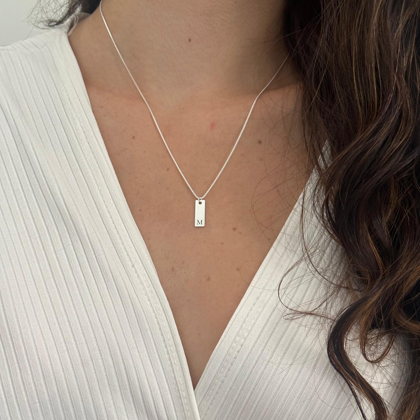 Colar Placa P com Inicial em Prata Semijoia Unissex Minimalista
