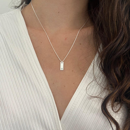 Colar Placa P com Inicial em Prata Semijoia Unissex Minimalista