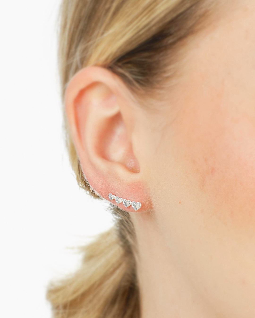 Brinco Ear Cuff Corações em Prata Semijoia Romântica Moderna