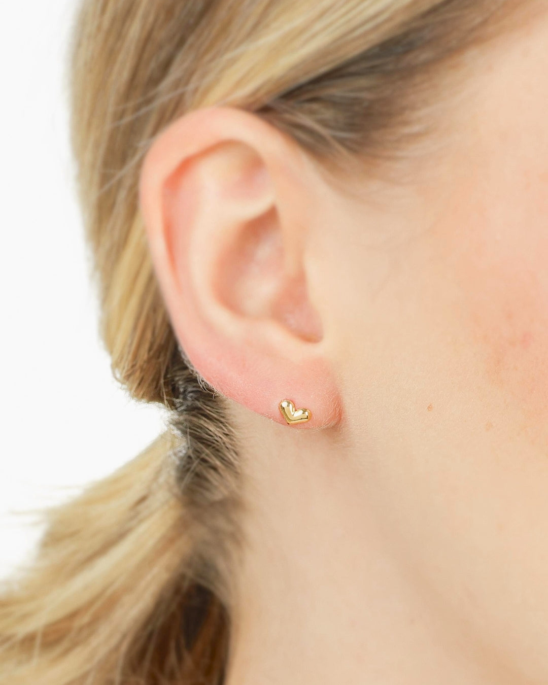 Brinco Mini Coração Liso em Ouro Semijoia Minimalista