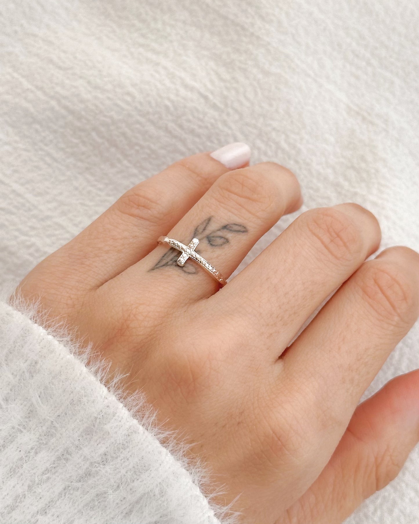 Anel Cruz Delicado em Prata Semijoia Minimalista