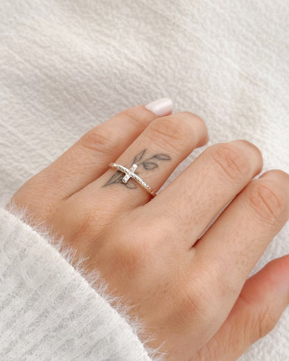 Anel Cruz Delicado em Prata Semijoia Minimalista