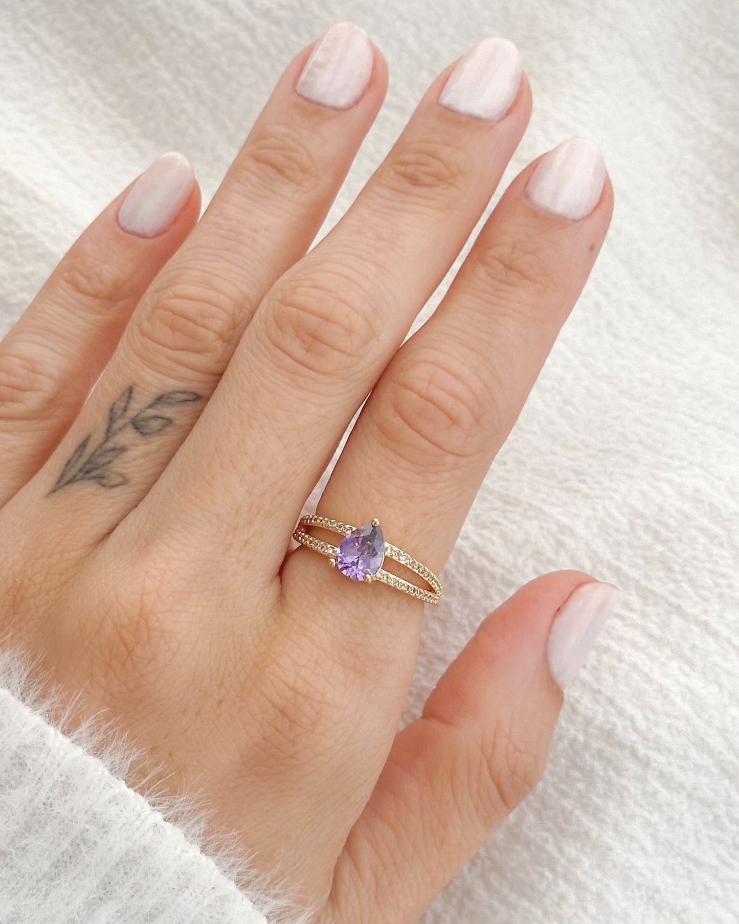 Anel Gota com Pedra Lilás Zircônias em Ouro Semijoia Sofisticada