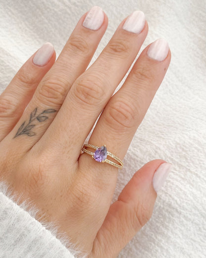 Anel Gota com Pedra Lilás Zircônias em Ouro Semijoia Sofisticada